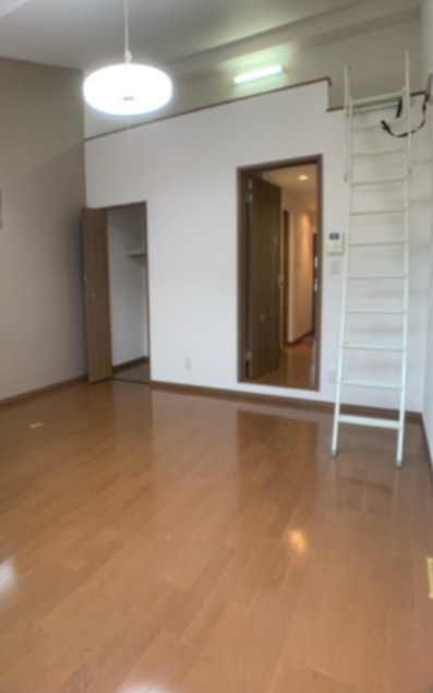 居室・リビング　ロフト付き♪エアコン付きで快適に過ごせます♪