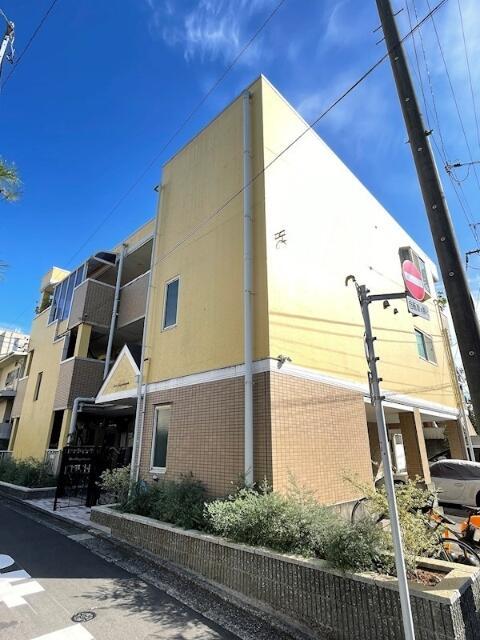 建物外観　３階建てです