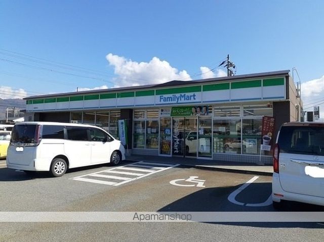 コンビニ　ファミリーマート（コンビニ）まで600m