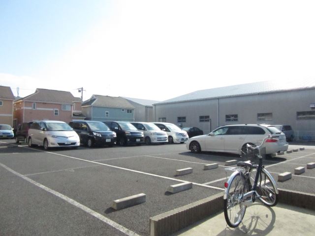駐車場　敷地内の駐車場空きあります。