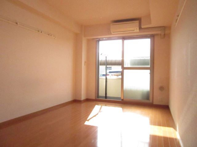 居室・リビング　１階でも日当り良好。シャッター付き。