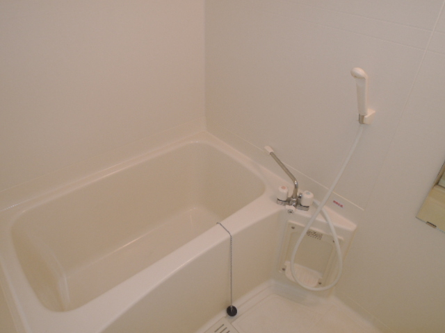 バス・シャワールーム　バス、トイレの独立設計。