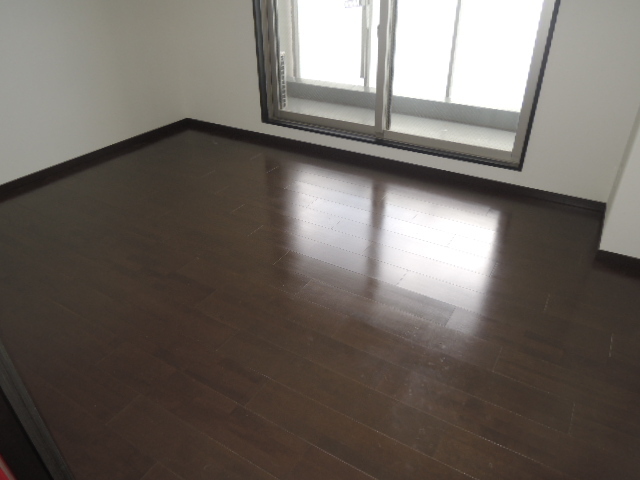 居室・リビング　シックなフローリング。