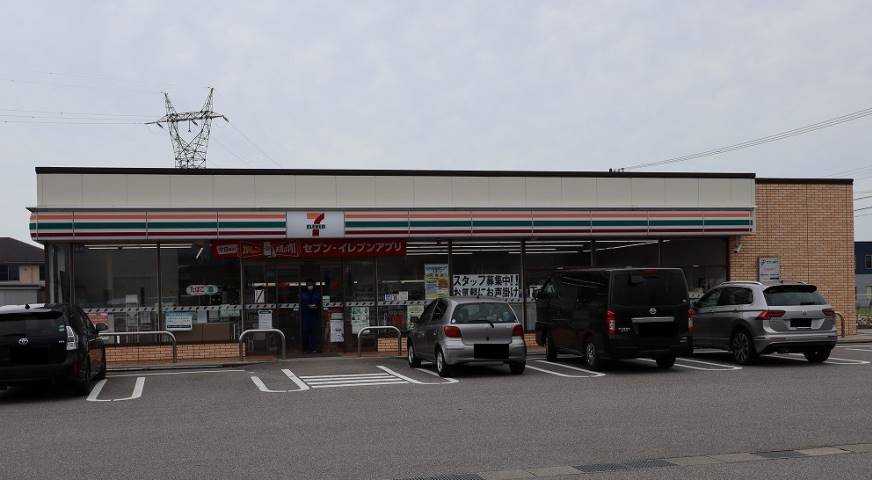 コンビニ　セブンイレブン（コンビニ）まで834m