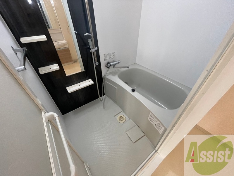 バス・シャワールーム　バスルームは狭すぎず、シャワーも浴びやすそうです。