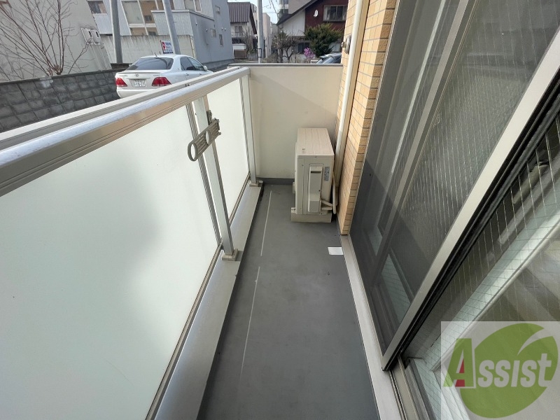 バルコニー　バルコニーは幅があり、広い印象を受けました。