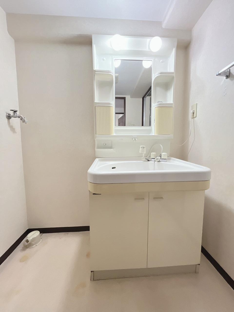 洗面設備　シャンプードレッサー＆洗濯機置き場・脱衣所