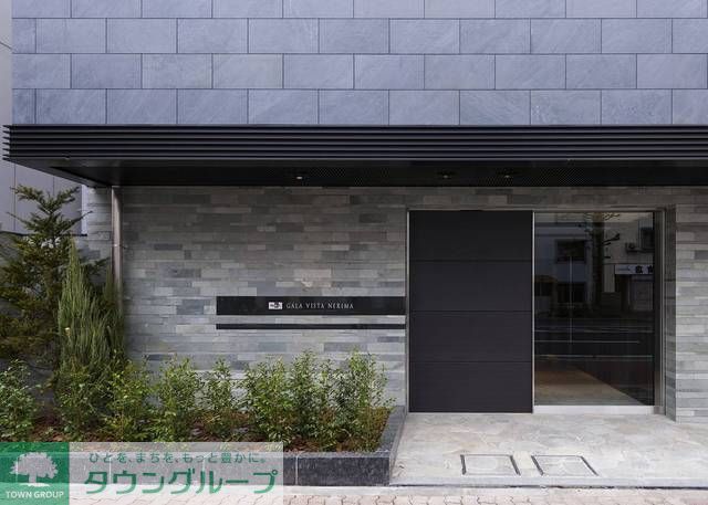 エントランス　グレータイルをランダムにあしらった壁面