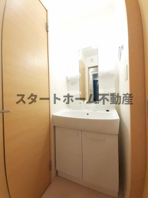 洗面設備　明るい洗面所です