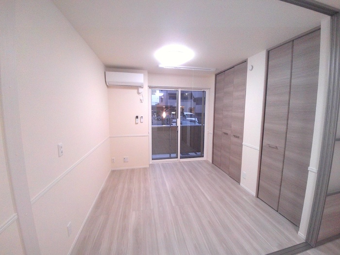 その他部屋・スペース　落ち着いた色調の寝室です