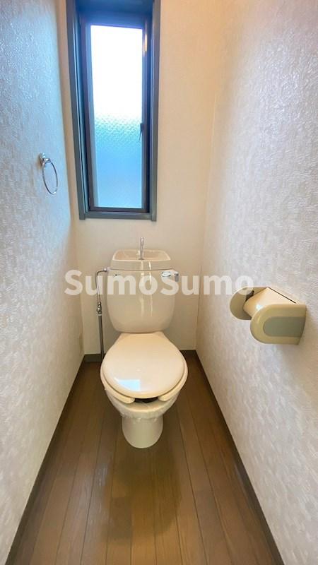 トイレ　落ち着いた色調のトイレです