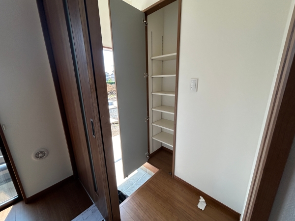 玄関　※103号室参考画像になります。