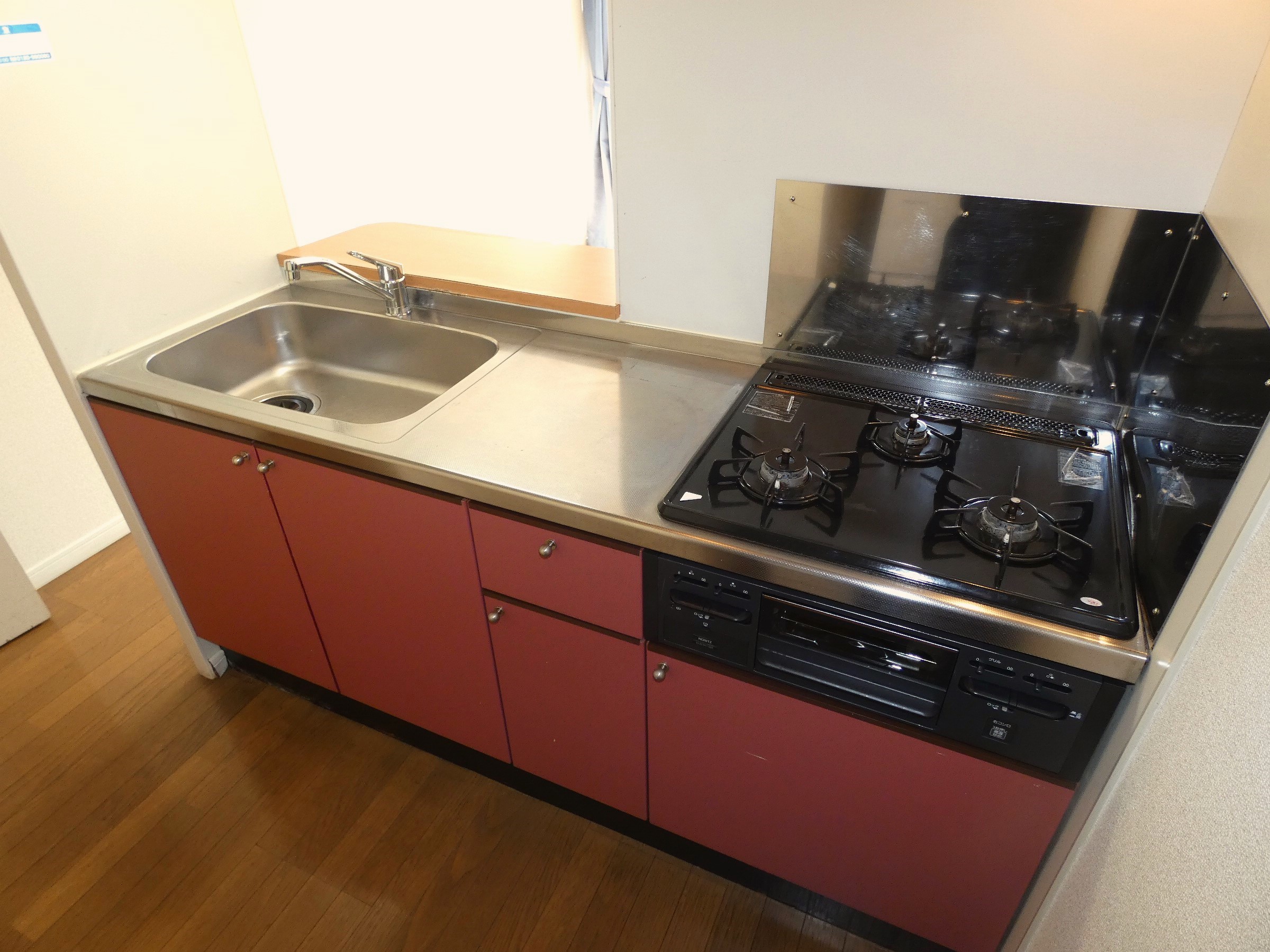 キッチン　3口ガスコンロでグリル機能付のキッチンに冷蔵庫も完備です☆