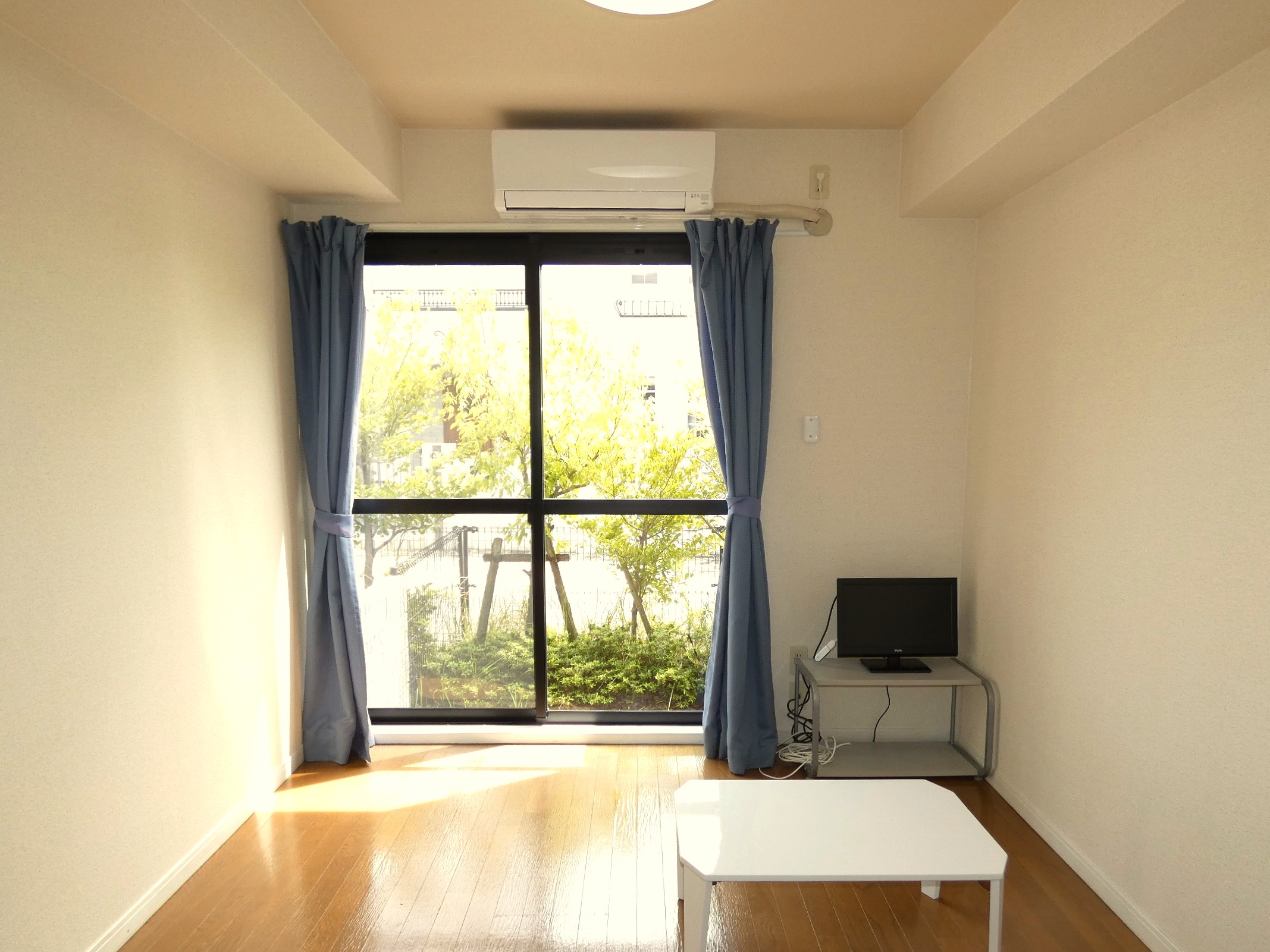 その他部屋・スペース　テレビ・ローテーブル・エアコン・カーテン・照明を完備です☆