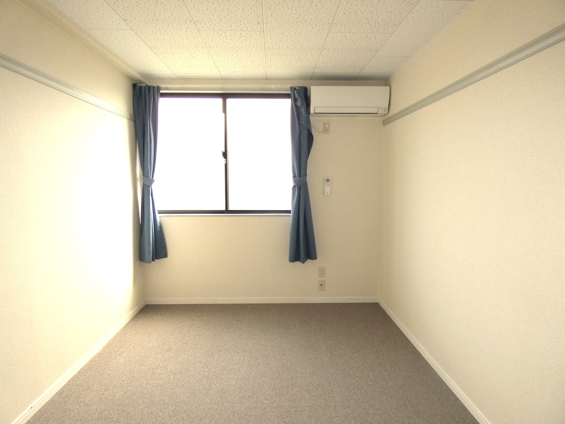 その他　2階の洋室7.6帖でカーテン・エアコン・照明を完備です☆