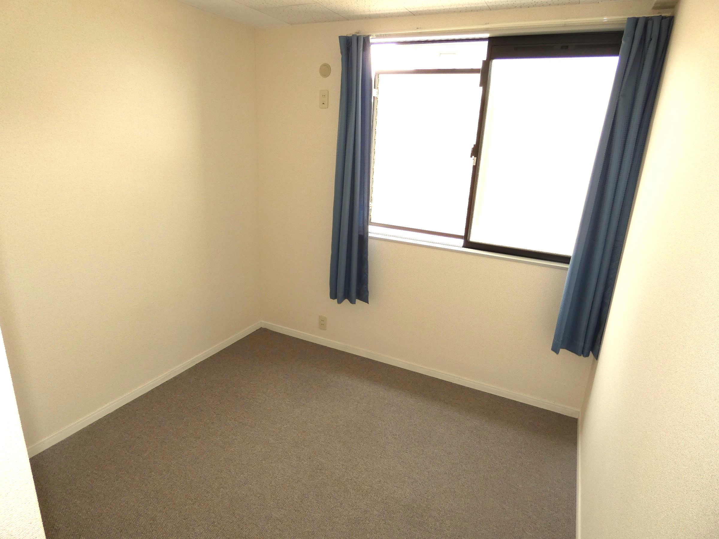 その他共有部分　2階の洋室6.1帖でカーテン・照明付きです☆