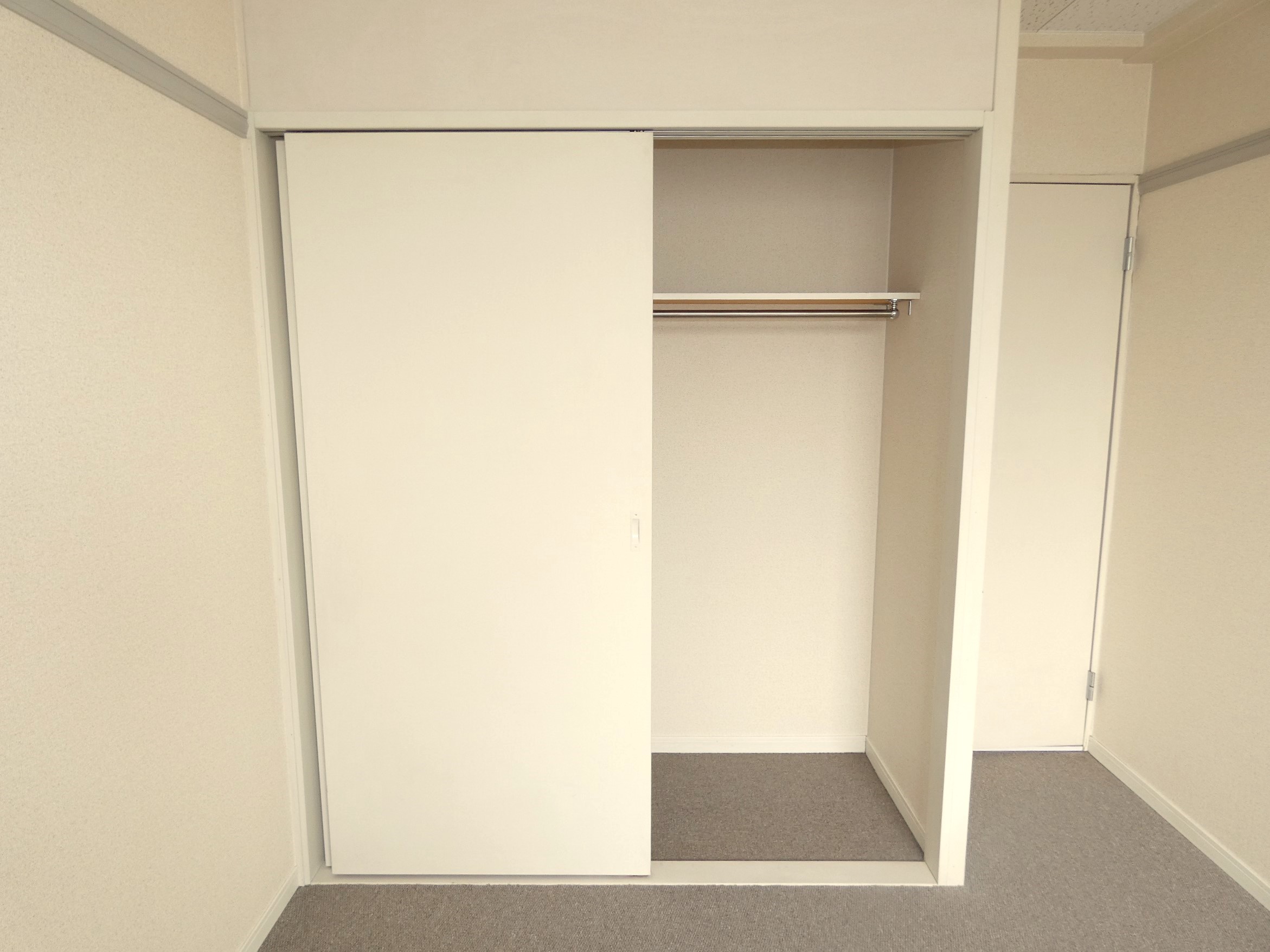 収納　各部屋にハンガーパイプ付きクローゼットです☆