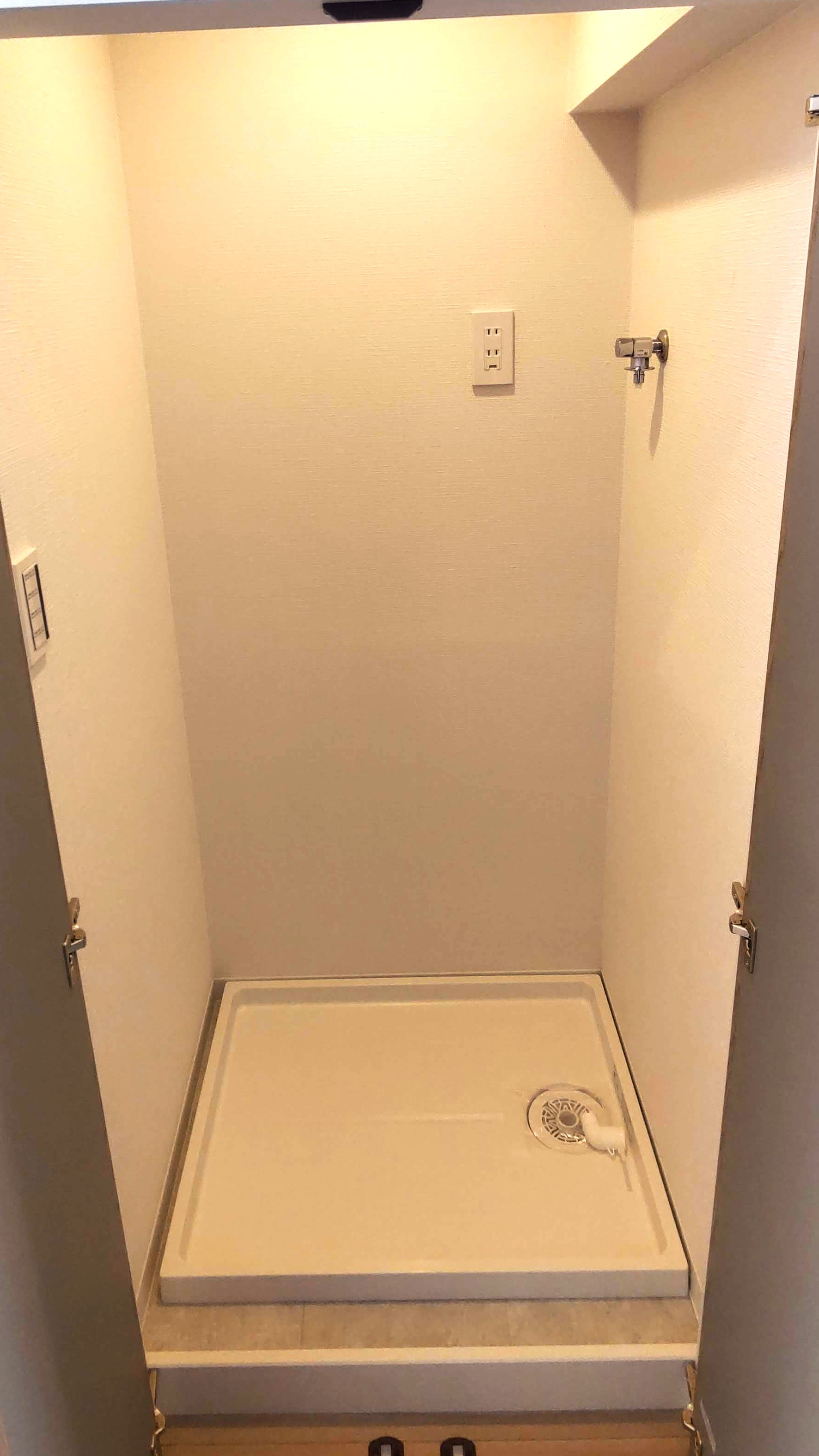 その他設備　室内洗濯機置場には扉がありスッキリ収納できます