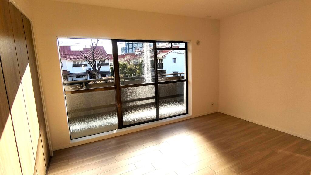 その他部屋・スペース　南向きバルコニーに面した明るい洋室