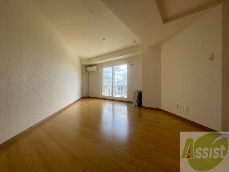 居室・リビング　リビングです。窓が大きくて明るいですね！