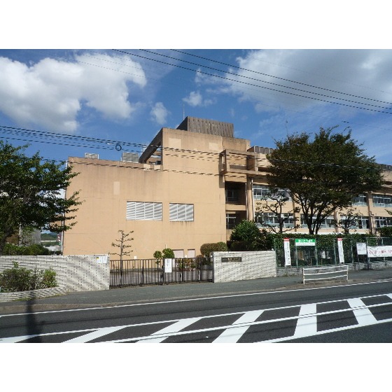 中学校　福岡市立板付中学校（中学校）まで707m