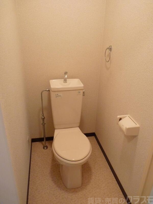 トイレ　窓が大きく気持ちの良い洋室です！！