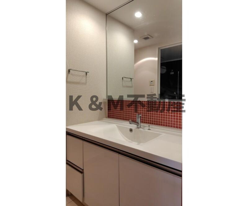 洗面設備　ゆったりとスペースのある洗面所