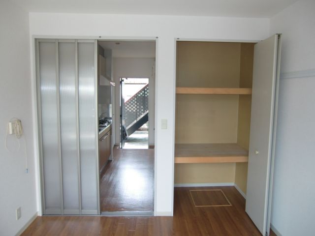 その他部屋・スペース　光の差し込む明るい室内。