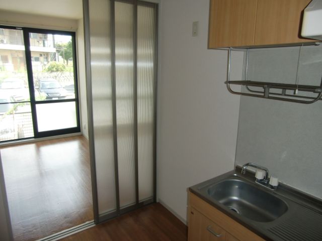 眺望　キッチンとの仕切りはオシャレな採光扉です。