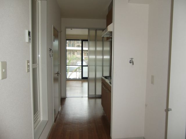 ロビー　玄関から見た室内の様子。