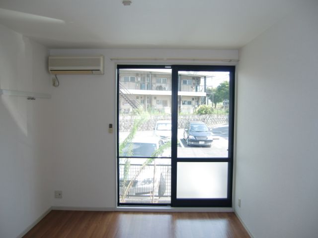 居室・リビング　エアコン付きの明るい洋室。