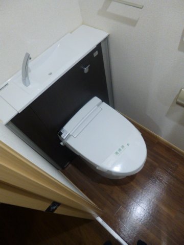 トイレ　落ち着いた色調のトイレです