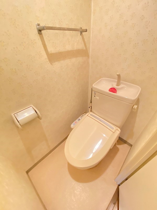 トイレ　落ち着いた色調のトイレです