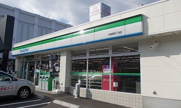 コンビニ　ファミリーマート（コンビニ）まで700m