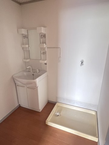 洗面設備　独立洗面台と室内洗濯機置き場有