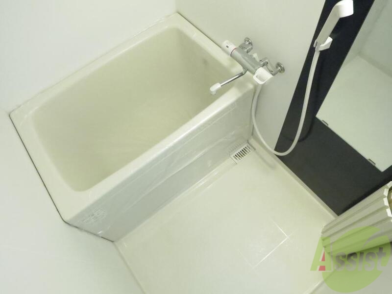 バス・シャワールーム　清潔感のある白いお風呂、鏡が便利です。