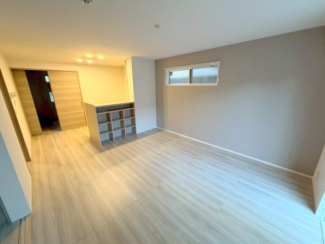 居室・リビング　明るく広々としたリビングです。