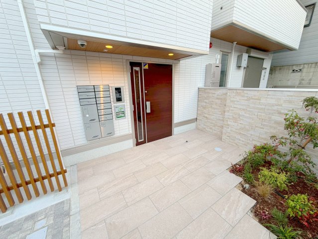 エントランス　オシャレなエントランスは安心のオートロック付きです。