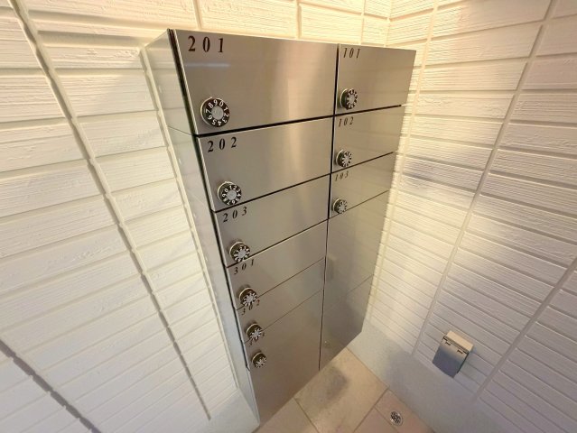 ロビー　ロビーにある各部屋毎のメールボックス。