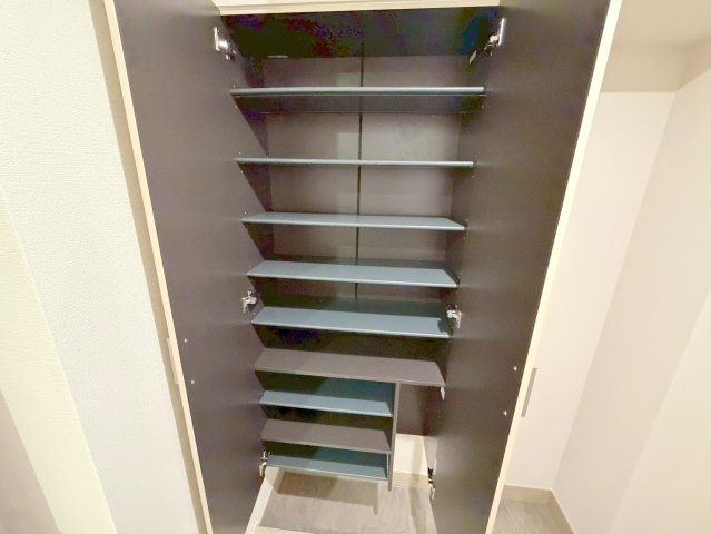 収納　大きいシューズボックスは靴がいっぱい入れれますね。