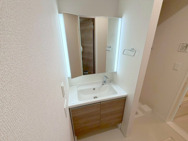 洗面設備　身支度が出来る独立洗面台です。