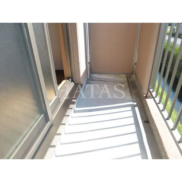 バルコニー　同物件別部屋です。