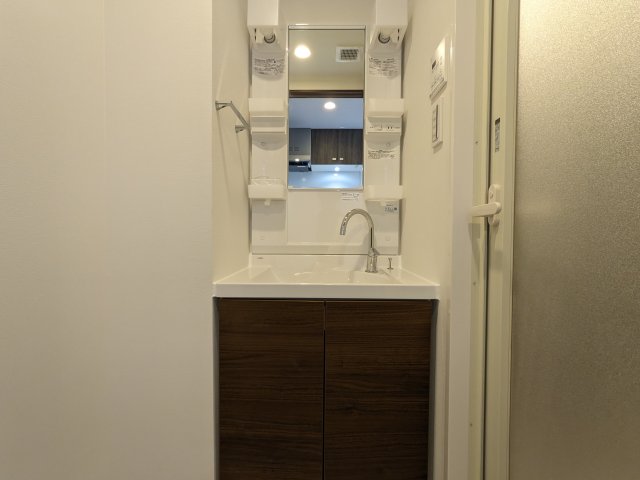 洗面設備　独立洗面台、朝の身支度には欠かせません