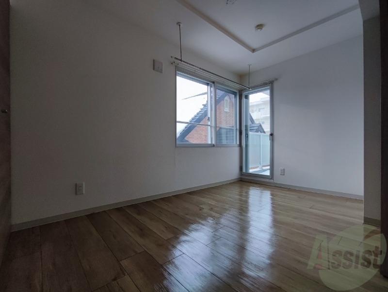 その他部屋・スペース　洋室は白いクロスにブラウンの建具が映えますね～