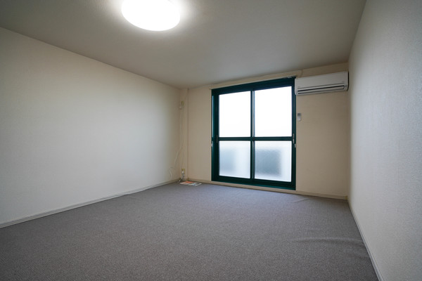 居室・リビング　同じ建物の別なお部屋