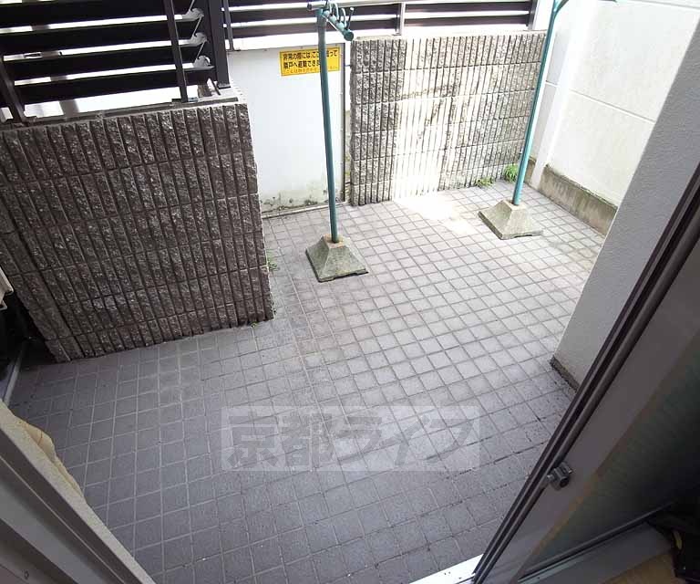 バルコニー　こちらのお部屋はテラス風の専用庭