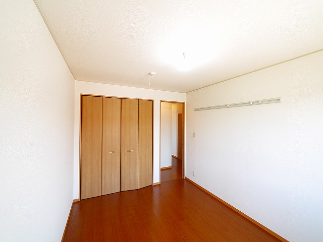 その他部屋・スペース　開放的な寝室です