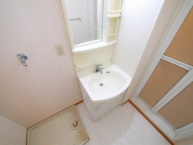 洗面設備　ゆったりとスペースのある洗面所