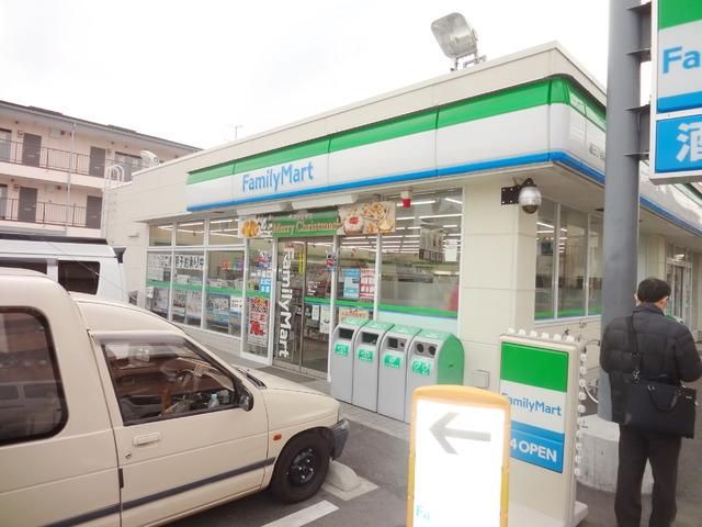 コンビニ　ファミリーマート（コンビニ）まで562m