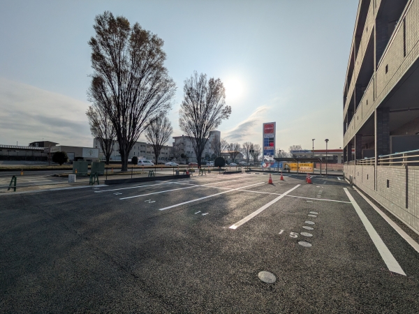 駐車場　前面を遮るものがない開放的なロケーション。
